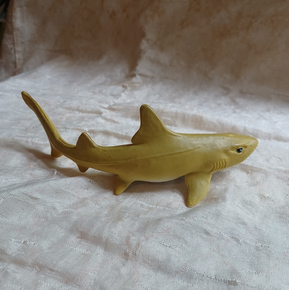 Lemon Shark, Very Nice Plastic Replica 6-inch replacement toy - Picture 6 of 12